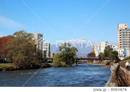 北上川と新雪の岩手山 9064878