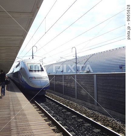 アヴィニヨン駅に到着したTGVの画像 アヴィニヨン駅に到着したTGVの画像 9065628