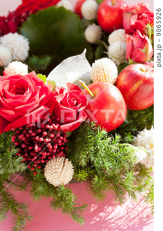 ミニリンゴとバラのアップ ミニリンゴとバラのアップ 9065926