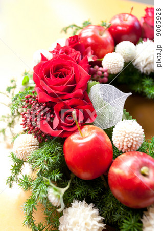 ミニリンゴとバラのアップ、イエローバック ミニリンゴとバラのアップ、イエローバック 9065928