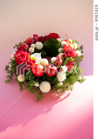 リンゴとバラのリース、屋外イメージ リンゴとバラのリース、屋外イメージ 9065929