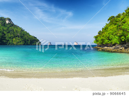 Clear water and blue sky 9066645