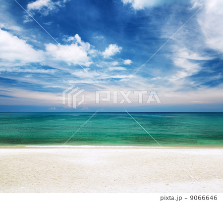 Clear water and blue sky. White sand beach 9066646