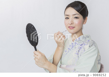 着物の若い女性 9069252