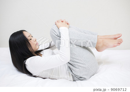 ヨガをする女性 胎児のポーズ の写真素材
