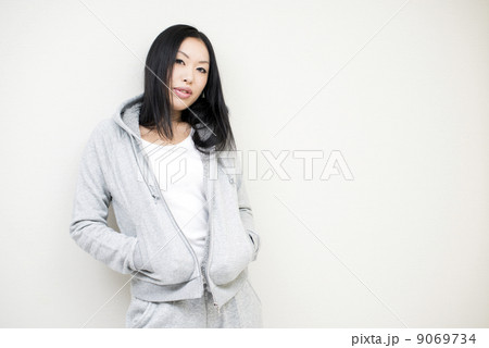 スウェットパーカで立つ女性 9069734