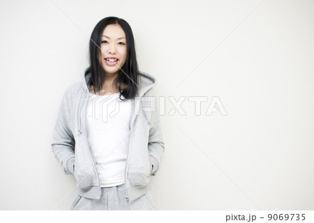 スウェットパーカで立つ女性 9069735