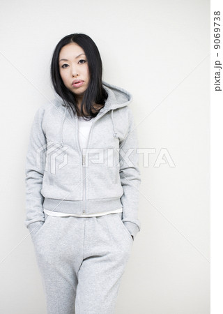 スウェットパーカで立つ女性 9069738
