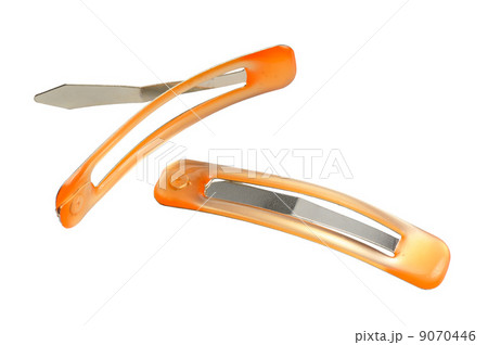 A pair of hairclips 9070446