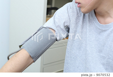 血圧を測る 血圧を測る 9070532