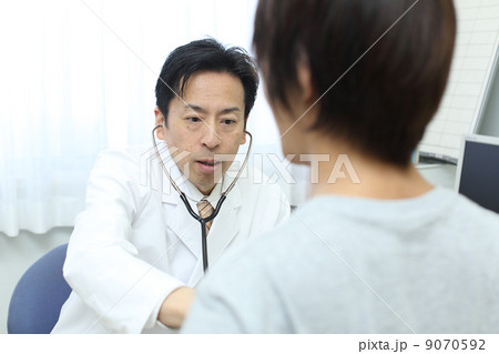 診察で驚く医師 9070592