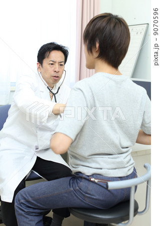 診察で驚く医師 診察で驚く医師 9070596