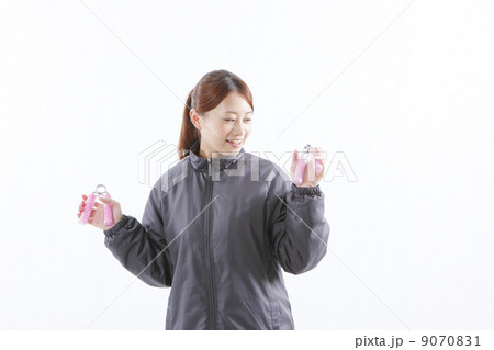 ハンドグリッパーで筋トレの若い女性 9070831