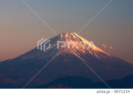 櫛形山から夕日に染まる富士山 9071234
