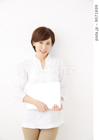 ノートパソコンを持つ女の子 9071699