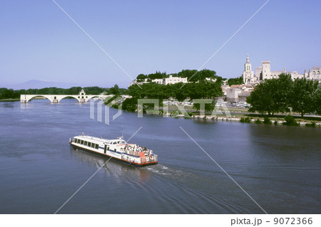 サン・ヴェネゼ橋と遊覧船 9072366