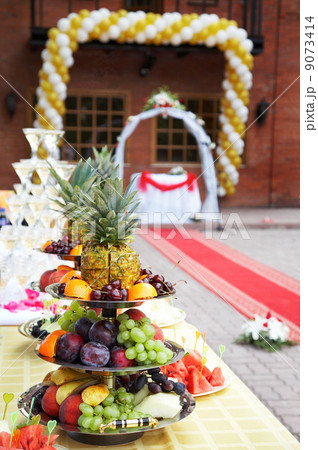 Fruit on a table 9073414