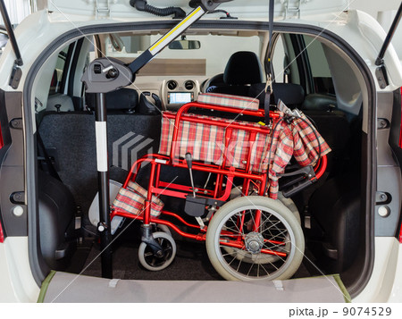 自動車の中の車椅子 9074529