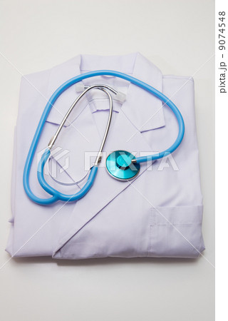 白衣の上の聴診器 9074548