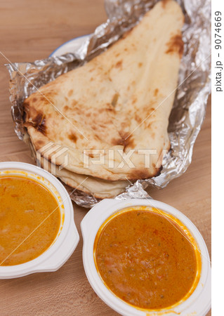 インドカレーとナン 9074669