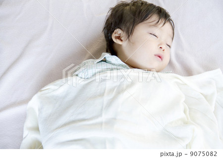 子どもの寝顔の写真素材