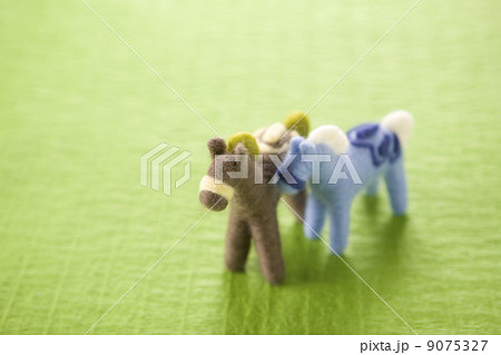 フェルトの二頭の馬と緑の背景 フェルトの二頭の馬と緑の背景 9075327