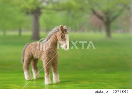 フェルトの馬と牧場の背景の合成 9075342