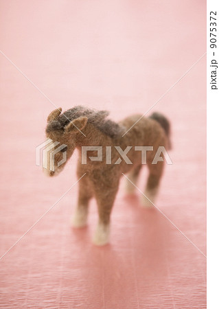 フェルトの馬とピンクの背景 9075372
