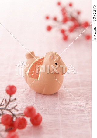 馬の置物と赤い木の実 9075375