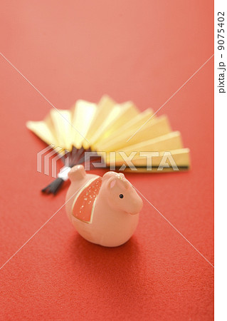 馬の置物と金色の扇子 馬の置物と金色の扇子 9075402