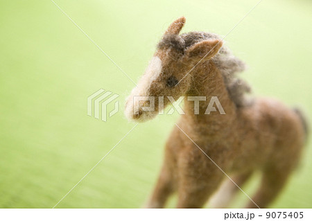 フェルトの馬と緑の背景 9075405
