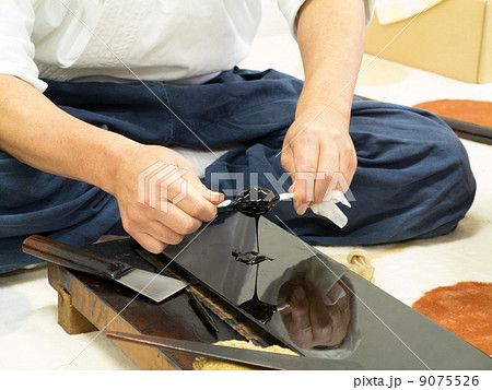 漆塗りの準備　和紙で濾す 9075526