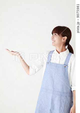 エプロンを着た女性 9075981