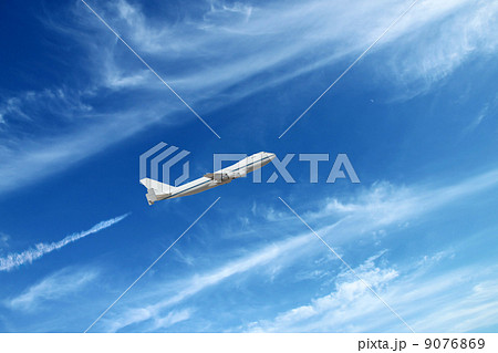 空を飛ぶ飛行機 空を飛ぶ飛行機 9076869
