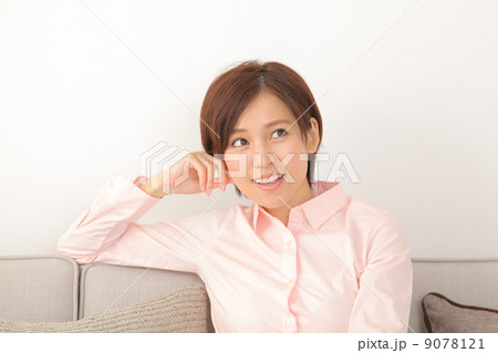 ソファに座り考える女性 9078121