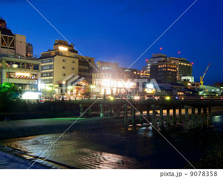 三条大橋と鴨川の夕景 三条大橋と鴨川の夕景 9078358