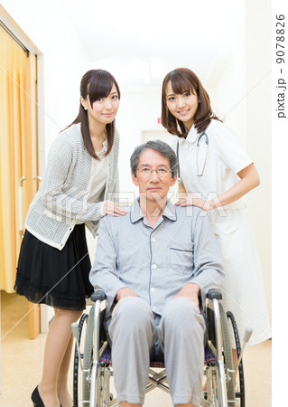 車いすの患者と看護士 車いすの患者と看護士 9078826