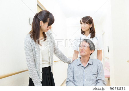車いすの患者と看護士 車いすの患者と看護士 9078831