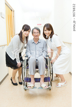 車いすの患者と看護士 車いすの患者と看護士 9078832
