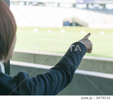 スタジアムで指示を出す女性 スタジアムで指示を出す女性 9079210