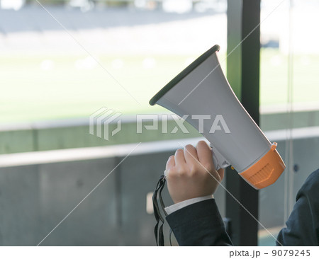 メガホンを持つ女性 9079245