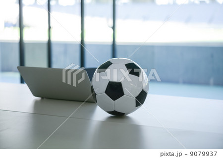 サッカーボールとノートパソコン 9079937