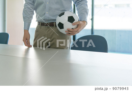 サッカーボールを持った男性 9079943