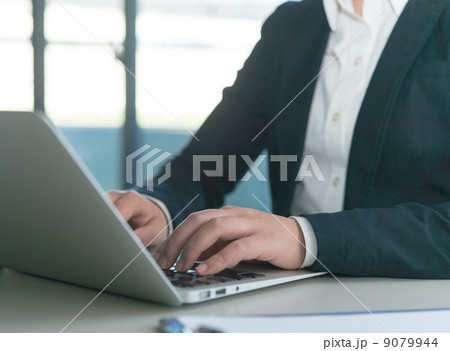 ノートパソコンと女性 9079944