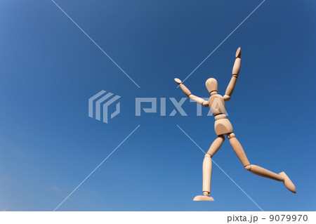 大空を走ってゴールする人形 9079970