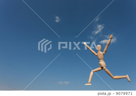 大空を走ってゴールする人形 9079971