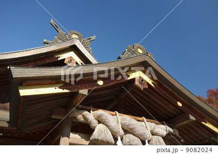 青空と出雲大社相模分祠の屋根1 9082024