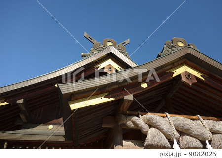 青空と出雲大社相模分祠の屋根2 9082025