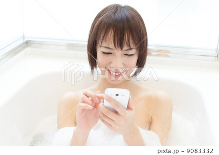 お風呂でスマートフォンを使う女性 9083332