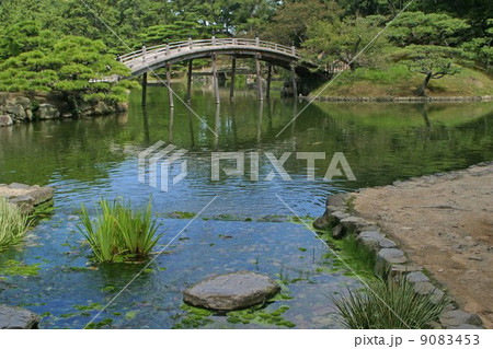 高松の栗林公園・偃月橋（吹上亭より） 9083453